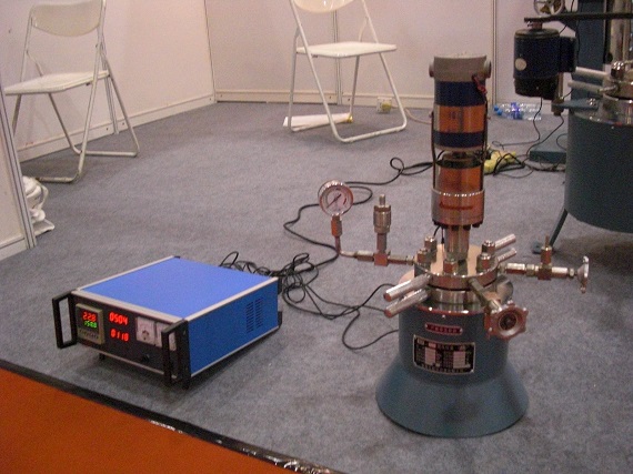 釜體升降翻轉(zhuǎn)高壓釜